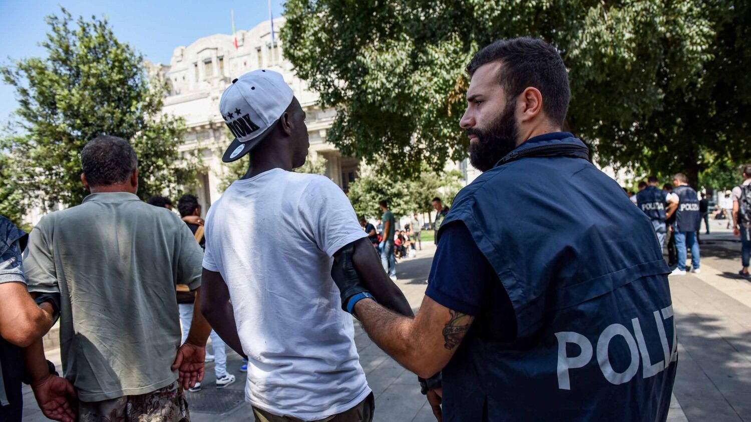 Caos profughi, il sindaco lancia un numero verde