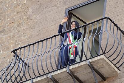 La Raggi si affaccia dal balcone del Campidoglio e si commuove 5