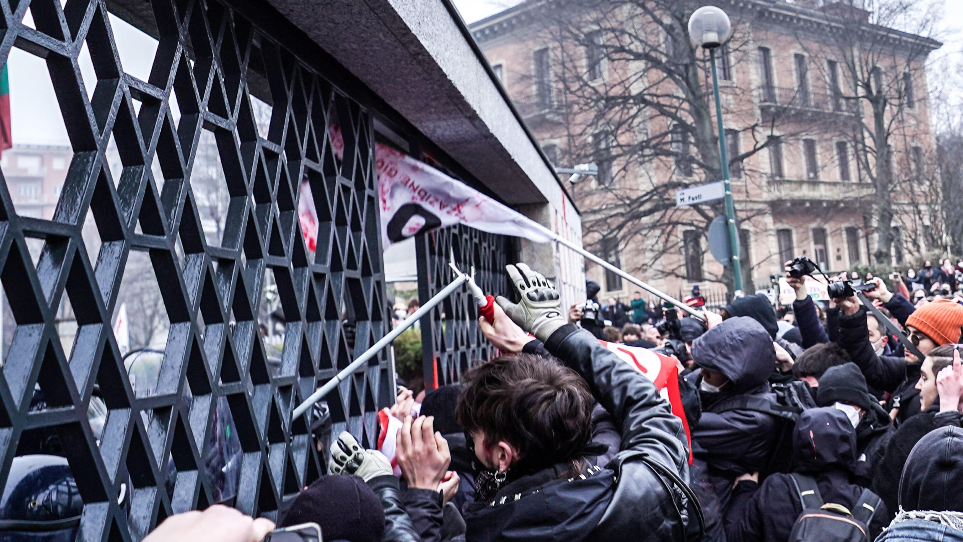 Studenti assaltano Confindustria: 7 agenti feriti