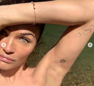 Helena Christensen seducente al sole  3