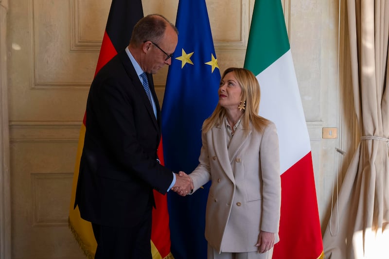 Meloni: “Condanniamo ogni forma di estremismo”. Merz: “Attacco alla nostra società aperta”