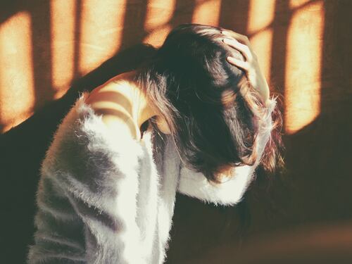 Mal di testa, perché le donne ne soffrono maggiormente
