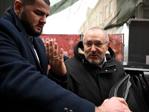 Il candidato anti-guerra sfida Putin (che è pronto a spiare i suoi elettori)