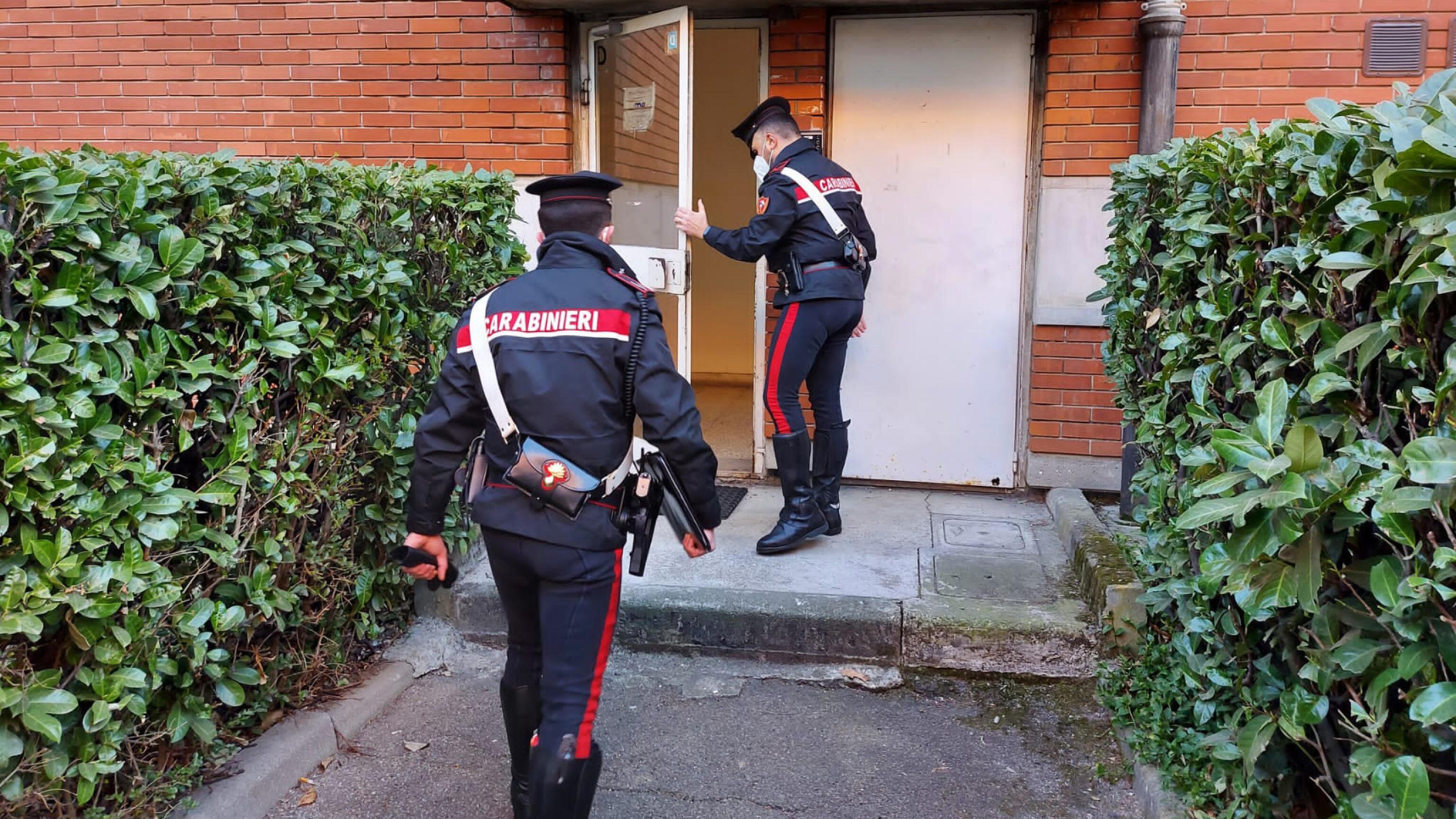 Donna accoltellata a morte: il cadavere trovato in casa coi figli