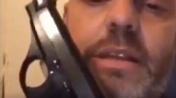 Ferrara, il candidato della Lega con la pistola nel letto: "Deve essere contagioso"
