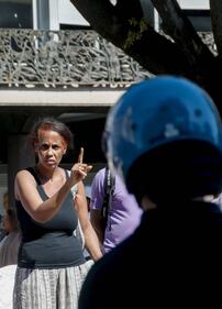 Roma, tensioni durante lo sgombero dei migranti abusivi 9