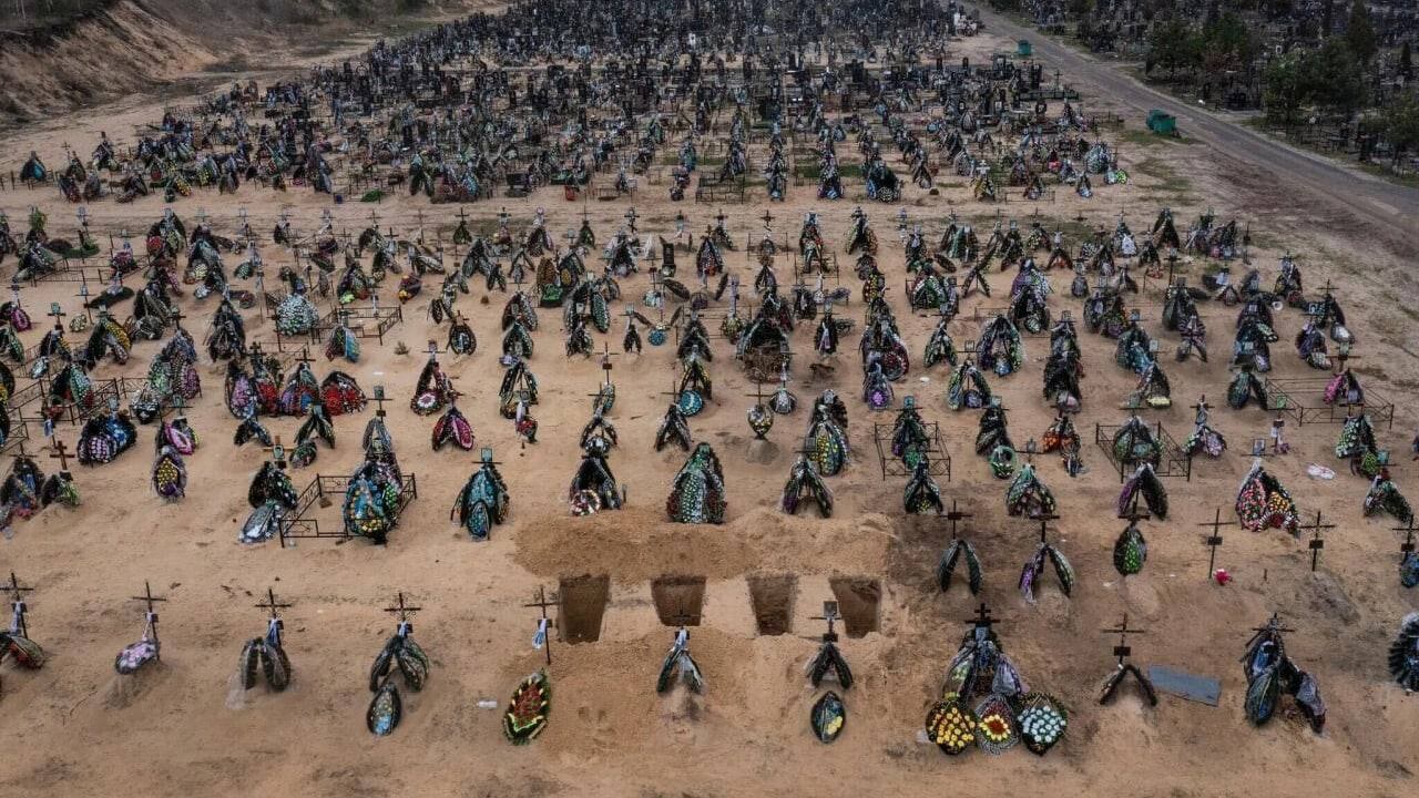 Irpin piena di bare: le immagini choc dal drone