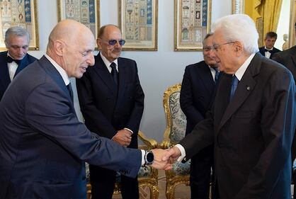 La stretta di mano tra il direttore Sallusti e il presidente Mattarella