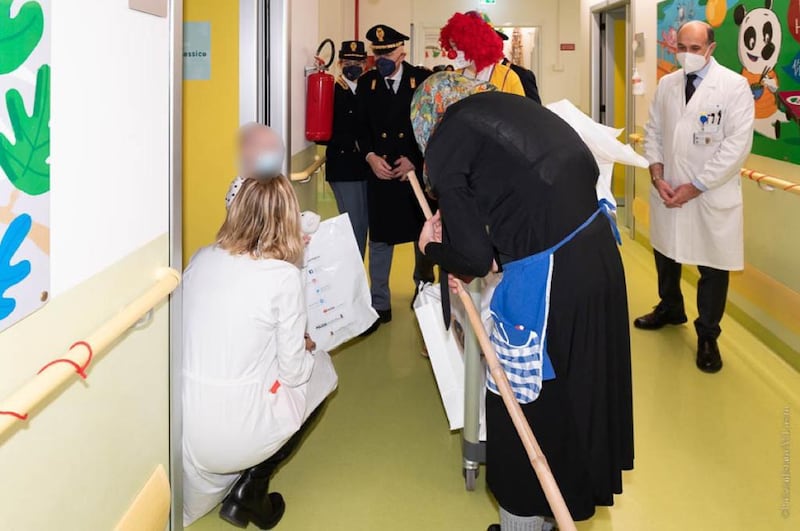 Befana, la solidarietà della polizia ai bimbi ricoverati al Gemelli 4