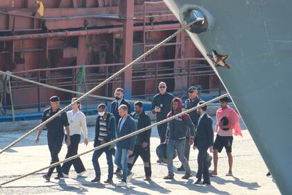 L'arrivo della nave Libra con i primi migranti destinati ai centri in Albania 7
