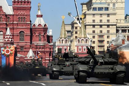 I carri della 14esima armata in parata in Piazza Rossa 5