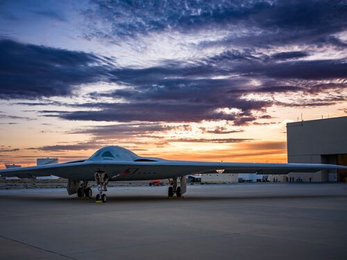 Usa svelano il B-21 Rider: cosa può fare il nuovo bombardiere nucleare