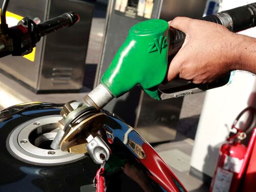 Il prezzo del petrolio a minimi ma la benzina è salita del 30%