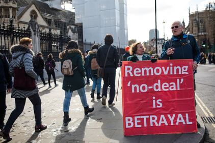 Brexit: i manifestanti fuori il Parlamento inglese  2