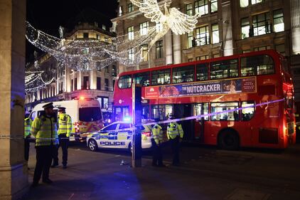 Londra, scatta l'allarme a Oxford Street: paura tra la gente 6