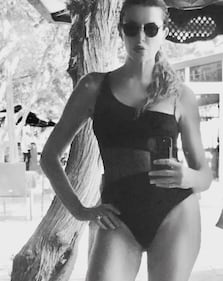 Alba Parietti sexy in spiaggia 14