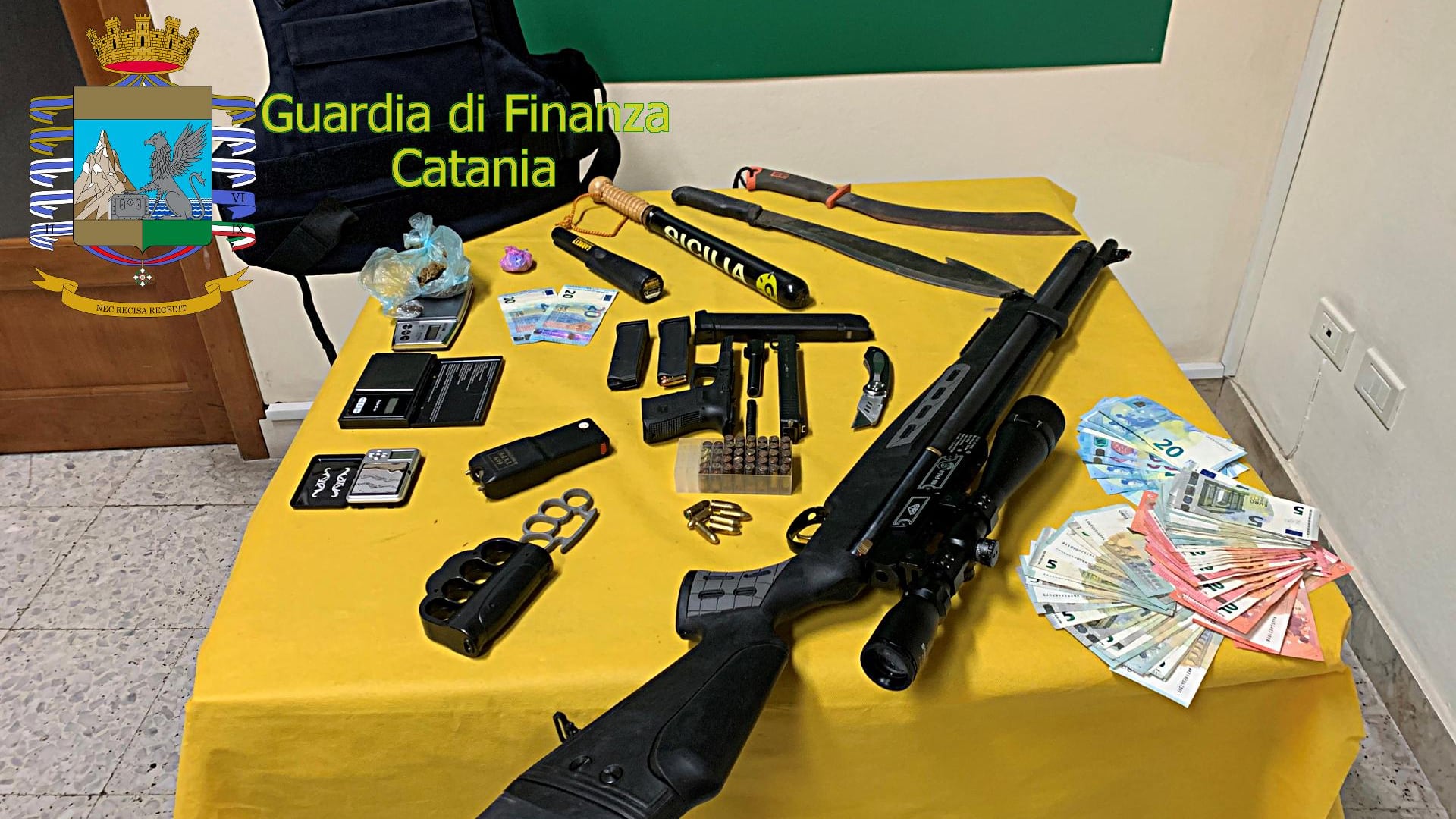 Nascondeva nel suo lido droga, armi e denaro: catanese finisce in manette