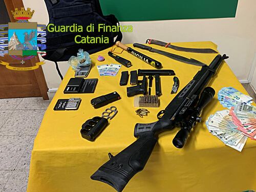 Nascondeva nel suo lido droga, armi e denaro: catanese finisce in manette