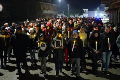 I genitori di Manuel alla fiaccolata per i coniugi uccisi 14