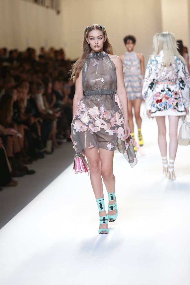 Gigi Hadid a seno nudo per Fendi 14