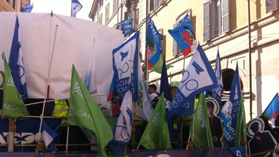 Il grido di un poliziotto: "Lavoro con l'auto personale"
