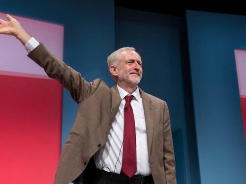 Gb, dalla Camera sì al voto. Botta e risposta May-Corbyn