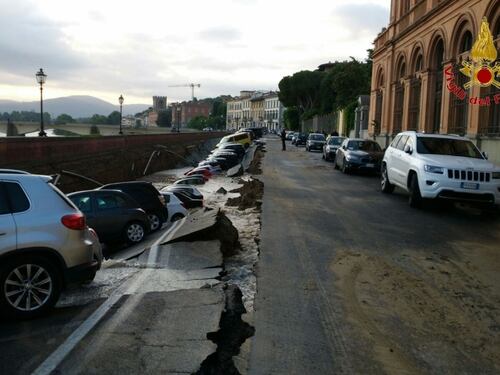 Firenze, auto sprofondate sul Lungarno