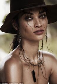 Shanina Shaik mezza nuda per Harper's Bazaar 3