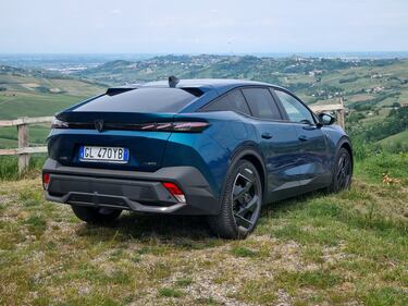 Peugeot 408, le foto del crossover “tuttofare” 13