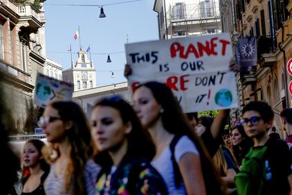 Roma, gli studenti in piazza per il clima 10