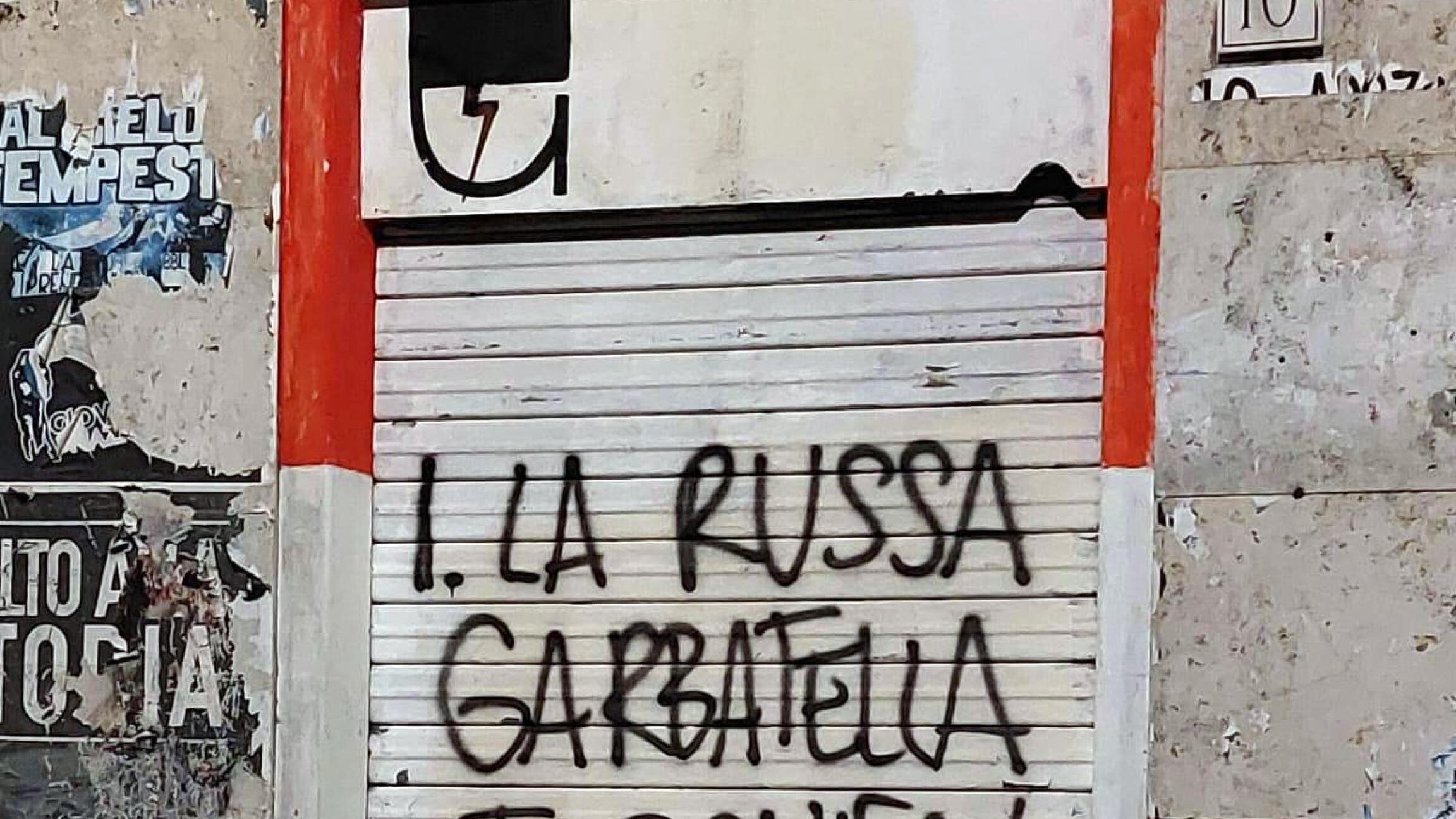 Scritta contro La Russa e stella a cinque punte: scorre l'odio Antifà