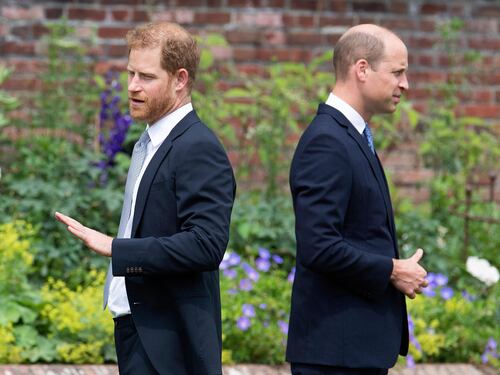 "Un nuovo libro dopo la morte di re Carlo". La mossa di Harry contro il principe William