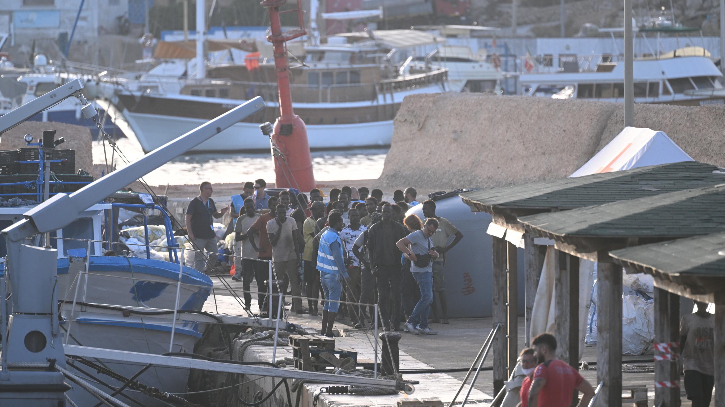 "Non solo detenzioni e rimpatri". La Cei fa la predica al governo