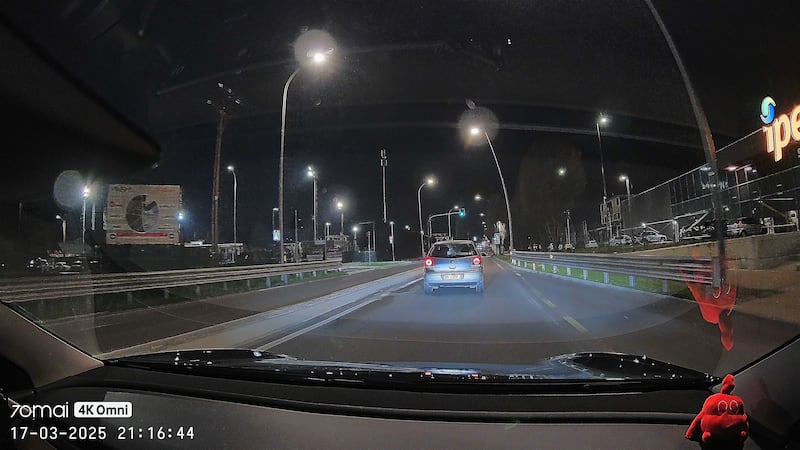 Targa leggibile anche di notte nonostante l'interferenza delle luci dei lampioni