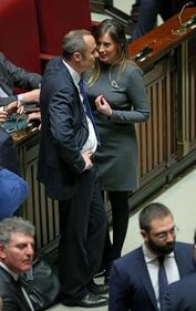 La Boschi vota: tacchi alti e abito strizzatissimo 7