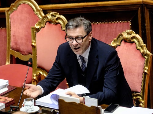 È caro-carburanti. Al via la task force di Urso e Giorgetti contro le truffe