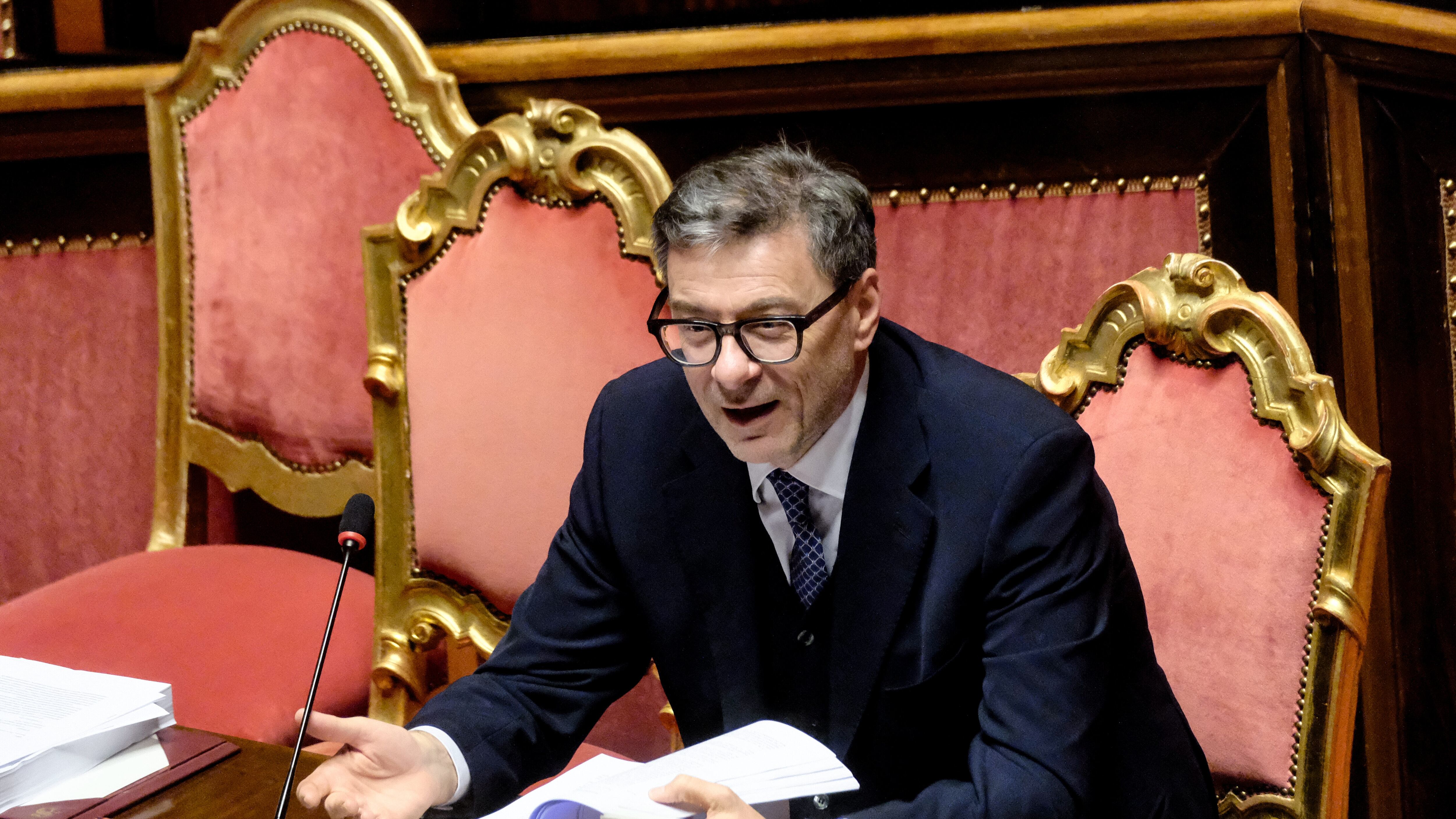 È caro-carburanti. Al via la task force di Urso e Giorgetti contro le truffe