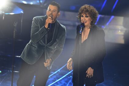 Sanremo 2024: ecco il look della quarta serata del Festival di Fiorella Mannoia 8