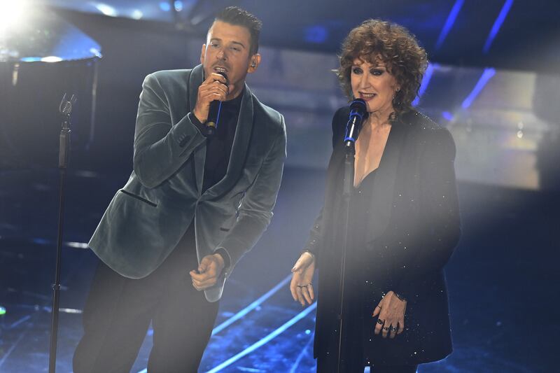 Sanremo 2024: ecco il look della quarta serata del Festival di Fiorella Mannoia 8