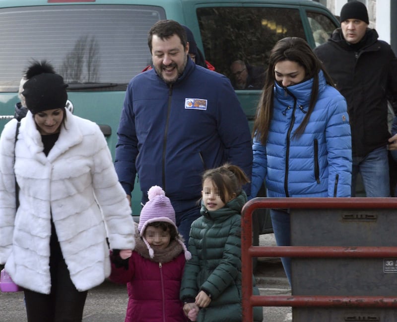 Matteo Salvini ha festeggiato il nuovo anno tra selfie, figlia e fidanzata 6