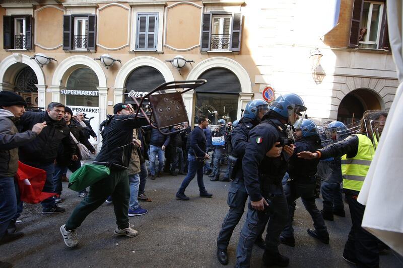 Scontri davanti la sede del Pd in Via del Nazareno 10