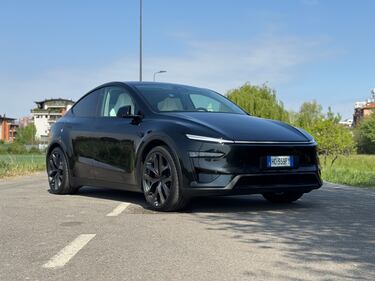 Tesla Model Y Performance: guarda le foto 16