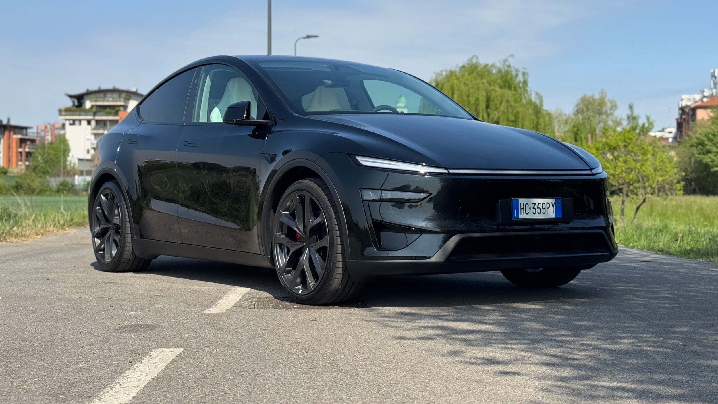 Tesla Model Y Performance: bastano 460 cv per il SUV definitivo? Poco importa che sia elettrico