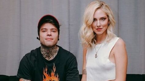Fedez prepara il tiramisù. E i contenitori sono tutti griffati