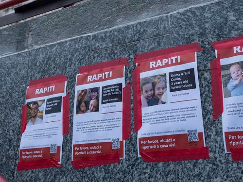 "Riportiamoli a casa": Milano resiste all'odio