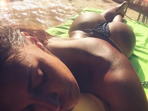 Belen Rodriguez, gossip sfrenato: Fabrizio Corona e lato B ritoccato