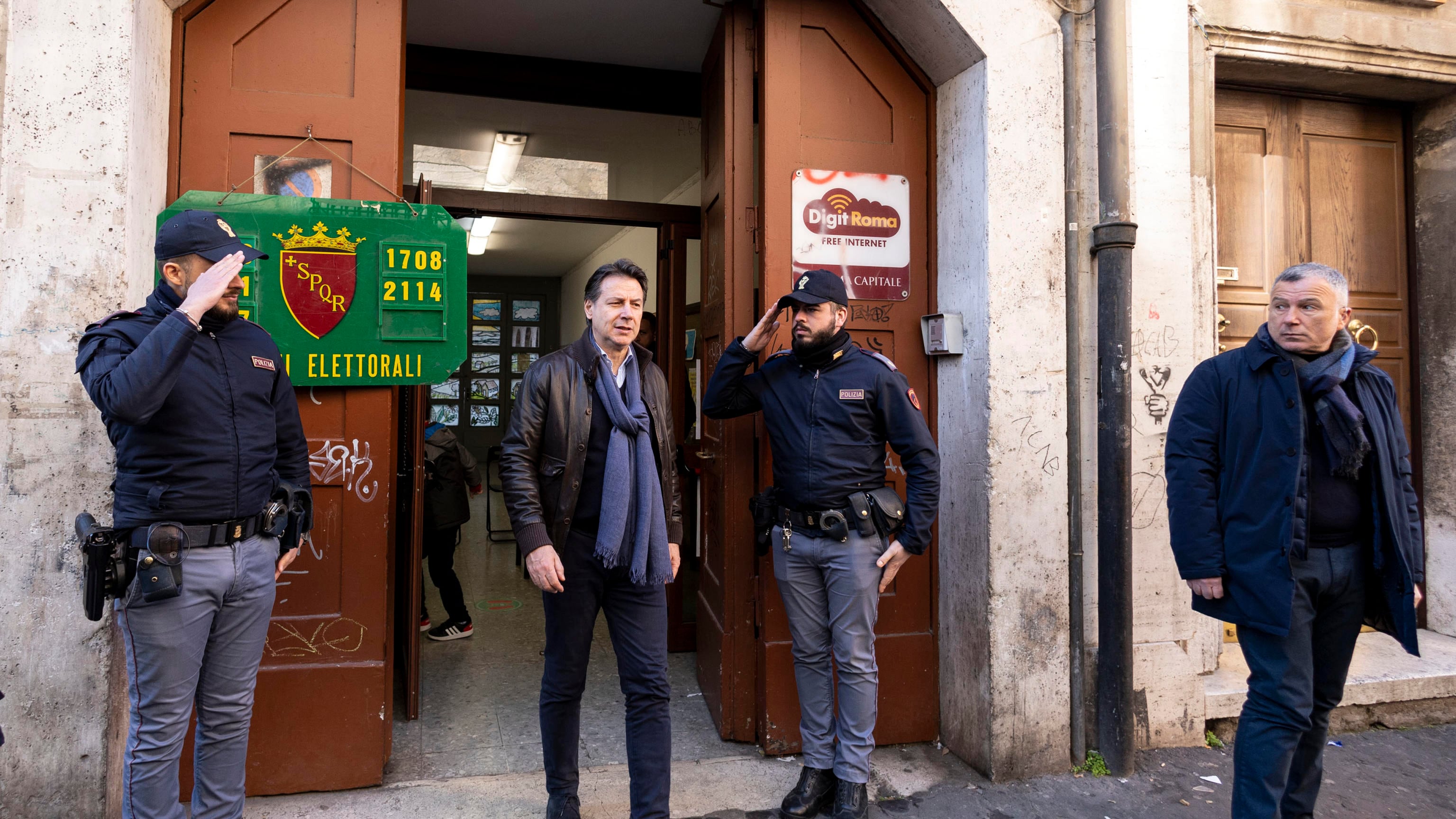 "Avete fatto schifo". Conte insultato all'uscita dal seggio