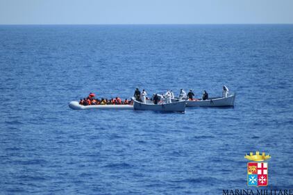 Migranti aggrappati a un barile tratti in salvo 4