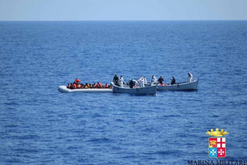 Migranti aggrappati a un barile tratti in salvo 4