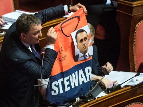 Senatore Forza Italia espone gilet steward con foto di Di Maio: bagarre in Aula